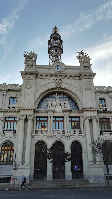 CORREOS Y TELEGRAPHOS……大概是邮局吧，为什么别人家的邮局都这么好看！